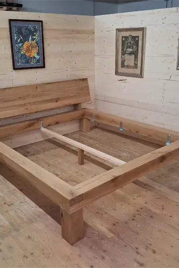 Holzbett